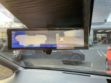 車体の後部にカメラがついていて、その映像がルームミラー内のモニターに表示します。人や荷物などで視界が遮られた時なども確認がしやすいです。