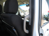 リアシートのコンディションも良好です!!同乗者のひざ周り、足元空間もしっかりキープ♪低床フロアにセンターピラーグリップを設置♪同乗者の乗り降りのしやすさも重要です☆☆ぜひ当店にてお確かめ下さい!!