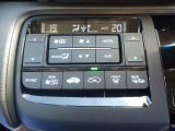 オートエアコンは左右席で独立温度コントロールが可能です。運転席はキンキンに冷やして助手席はマイルドにと言った設定が可能です☆暑さ寒さでケンカすることもなくなりますね♪
