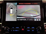 車両を真上から見た様な視点のパノラミックビューモニターを搭載しています。後方の死角だけでなく左右や前方の障害物の発見も容易になります。車載カメラの視点切替スイッチで様々な視野表示切替も可能です。