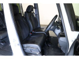 すわり心地の良い運転席・助手席です。長時間のドライブの疲れ軽減に貢献します。どうぞ快適なドライブを♪