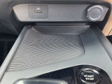 運転席には充電設備もあり、スマホの充電も気にすることなくお出かけできます!!