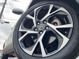 【純正18インチアルミホイール】外観にマッチした純正アルミホイールを装着しております。各種社外アルミホイールや、スタッドレスタイヤも取扱いしております。是非ご相談ください♪