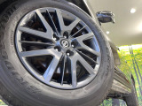 【純正17インチアルミホイール】外観にマッチした純正アルミホイールを装着しております。各種社外アルミホイールや、スタッドレスタイヤも取扱いしております。是非ご相談ください♪