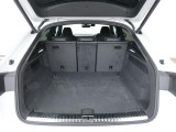 奥行きがあり、十分な広さを持つラゲッジスペースです。リアシートは分割可倒式ですので、大きな荷物を積載する事も可能です。