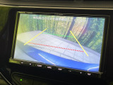 【バックカメラ】駐車時に後方がリアルタイム映像で確認できます。大型商業施設や立体駐車場での駐車時や、夜間のバック時に大活躍!運転スキルに関わらず、今や必須となった装備のひとつです!