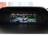 マルチファンクションディスプレイ。運転中、目線の高さを変えずに時刻、航続可能距離、平均燃費など、様々な情報を見ることができます。
