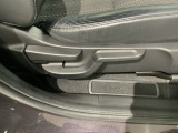 シートハイトアジャスターが付いているので運転姿勢を調整するのに便利ですね。身長に合ったシートポジションは安全運転や疲労軽減にもつながります。