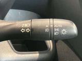 車外の明るさに応じでライトを点灯、消灯してくれるオートライト機能です☆お天気の良い昼間のトンネル走行などオートにしてると便利で安心です☆エンジン停止時にライトの消し忘れも無くなります☆