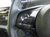 ハンドルにオーディオの操作スイッチが装備されています!視線を前方から外さずハンドルから手を離さずに操作できるのでとっても安全ですね♪