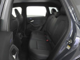 リアシートも足元広々です。長時間のドライブも快適にお過ごしいただけます。