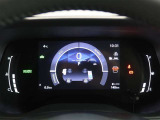 とっても見やすいメーターです。夜間時はラグジュアリーな気分にさせてくれる照明が魅力ですので、夜のドライブも楽しみになりますよ♪