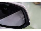 BSM搭載。並走車両が死角に入るとインジケーターが点灯。さらにウィンカーを出すと点滅します。BSMのシステムを活用し、バック出庫の際に左右から接近する車両を検知警告するRCTAも搭載しています。