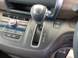 自然に手が届き、操作性の良いインパネシフトに、パーキングブレーキは、フットブレーキタイプなので、運転席と助手席の間はすっきりしています。