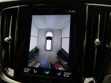 【360&deg;ビューカメラ】4台の高解像度カメラで360度の鳥瞰図を表示。隣の車や壁、死角にある障害物などを画面で確認できるため、狭いスペースでの駐車・出入りも安心です。