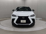 エクステリアは、一目でLEXUSとわかるスピンドルグリルを起点に、人が乗るキャビンの前後を大胆に絞り込んだ菱形のボディと力強く張り出したホイールフレアを融合させ、タイヤの存在を強調しています。