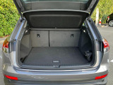 奥行きがあり、十分な広さを持つラゲッジスペースです。リアシートは分割可倒式ですので、大きな荷物を積載する事も可能です。