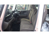 平日はママにぴったりの運転席を。休日はパパにぴったりの運転席を。ハンドルもシートも柔軟に位置調整ができます。運転席はハイトアジャスターが装備されていますので上下方向に柔軟に調節できます。
