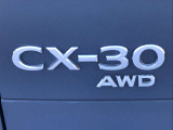 【AWD】全輪駆動。さまざまな運転シーンで走る歓びを高めます。
