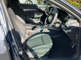 人間工学に基づいて設計されたシートは車のもっているドライビングフィールを存分にドライバーに伝えてくれるクオリティの高い仕上がりとなっています。