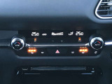 【フルオートエアコン】運転席と助手席の温度調整がそれぞれ出来るフルオートエアコン装備です。これなら暑がりなご主人、寒がりな奥様が同乗されても問題ないですね。