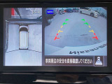 インテリジェント アラウンドビューモニター。上空から見下ろしている様な映像をモニターへ映し出し、スムーズな駐車をサポートします。さらに障害物検知センサー反応すると、警告表示、警告音により注意を促します