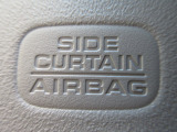 サイドカーテンエアバックシステムは、側面衝突時に大人から子供までさまざまな体格の乗員の頭部や頚部を広範囲で保護。特にセンターピラーへの頭部衝突を防ぐ展開性能を実現しています。