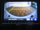 ギヤをRに入れるとナビの画面に後ろの映像が映るリヤカメラ付!後退時の安全確認やコンディションの悪い視界でもカラーバックモニターがドライバーをサポート☆☆☆