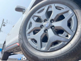 【純正17インチアルミホイール】外観にマッチした純正アルミホイールを装着しております。各種社外アルミホイールや、スタッドレスタイヤも取扱いしております。是非ご相談ください♪