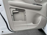 助手席のドアには車検証を収納するスペースがございます