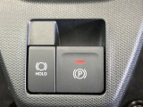 【電動パーキングブレーキ】パーキングブレーキは便利な電動式!ボタン一つで操作でき、アクセルを踏めば自動で解除されます♪レバーやペダルが無いので運転席廻りもすっきりしますね♪