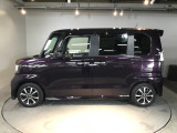 狭い駐車場でも、スライドドアならチャイルドシートへのお子さまの乗降や荷物の積載もスムーズ。とても便利な【助手席側。電動スライドドア】ドアハンドを少し引くだけでリアドアが自動開閉します。