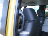 リアシートのコンディションも良好です!!同乗者のひざ周り、足元空間もしっかりキープ♪低床フロアにセンターピラーグリップを設置♪同乗者の乗り降りのしやすさも重要です☆☆ぜひ当店にてお確かめ下さい!!