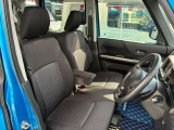 【フロントシート】インパネにシフトが付いているので足元広々!運転席から助手席の移動も楽々♪どちらからでも乗り降り出来るので、狭い場所の乗り降りも楽ちんですよ♪