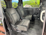 後部座席も気になるようなキズ・汚れやへたり等、大きなダメージはなく、良好な状態です。