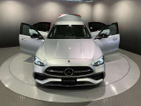 フロントグリル中央に大きく輝くスリーポインテッドスター。メルセデスベンツならではのステータスを強く感じる事ができます