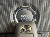 【キーフリーシステム】カバンやポケットに入れたままでもドアの施錠・解錠が可能なスマートキーを装備。エンジンのオン・オフ時もカギを取り出す必要が無いからとっても便利です♪