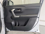 運転席ドア内張はご覧の通りです。ドアポケットの収納もバッチリです。