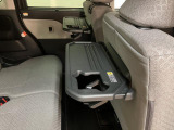 後部座席には格納式のテーブルがありますよ♪