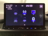 HondaCONNECT対応の便利なナビディスプレー。お持ちのスマートフォンと連携して、ナビやBluetoothでの音楽再生が可能です。デザインはもちろん、操作性も良好です。