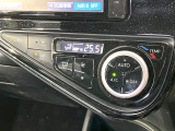 【オートエアコン】一度お好みの温度に設定すれば、車内の温度を検知し風量や温度を自動で調整。暑い&hellip;寒い&hellip;と何度もスイッチ操作をする必要はありません。快適な車内空間には必須の機能ですね♪