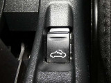 【ルーフ格納スイッチ】ルーフは電動で格納する事ができます。
