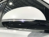 ウィンカー内蔵ドアミラーを開発したのは『メルセデス・ベンツ』です。他車からの視認性が高まり、事故の可能性を低減させています。更に、点灯部分はドライバーの視界に入らないように設計されています。