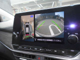 アラウンドビューモニター付き。空から見下ろしているかのようにクルマの周りの安全をディスプレイに映し出してくれます。周囲の状況がひと目で把できるため見通しの悪い場所での駐車もスムーズですよ。