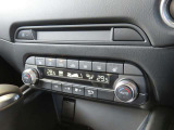 【フルオートエアコン】運転席と助手席の温度調整がそれぞれ出来るフルオートエアコン装備です。これなら暑がりなご主人、寒がりな奥様が同乗されても問題ないですね。