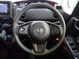 ハンドル左側にはオーディオ操作が出来るオーディオリモートコントロールスイッチ、右側にはHonda SENSINGとオートクルーズコントロールのスイッチを装備!