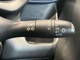 車外の明るさに応じでライトを点灯、消灯してくれるオートライト機能です☆お天気の良い昼間のトンネル走行などオートにしてると便利で安心です☆エンジン停止時にライトの消し忘れも無くなります☆