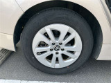 スポーティな印象を与える純正ホイールです。どこまでも走っていきたくなるようなデザインですね♪
