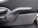運転席は上下調節可能なリフター機能付き。