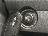 【キーレススタートシステム】カバンやポケットに入れたままでもドアの施錠・解錠が可能なスマートキーを装備。エンジンのオン・オフ時もカギを取り出す必要が無いからとっても便利です♪